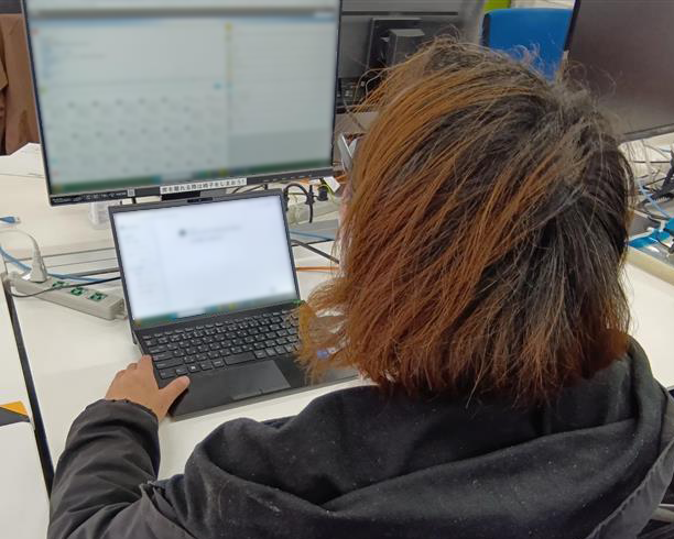 雇用された方がパソコンで作業している画像