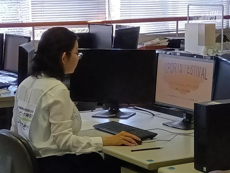 大会でPC操作している写真