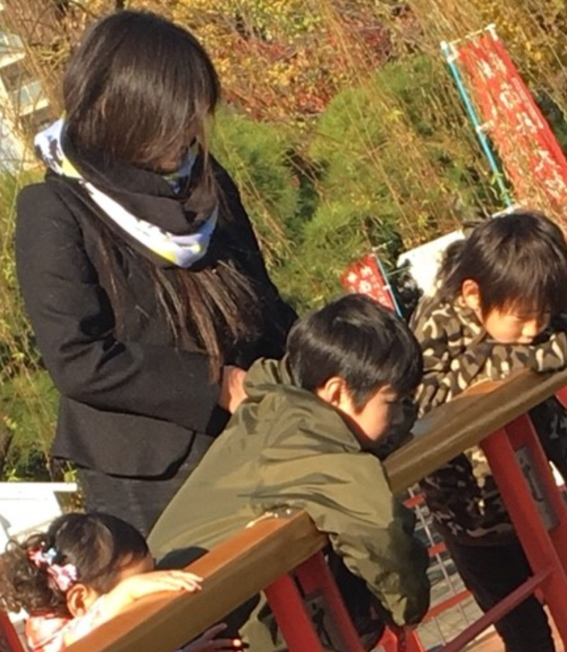 母と子ども3人の写真